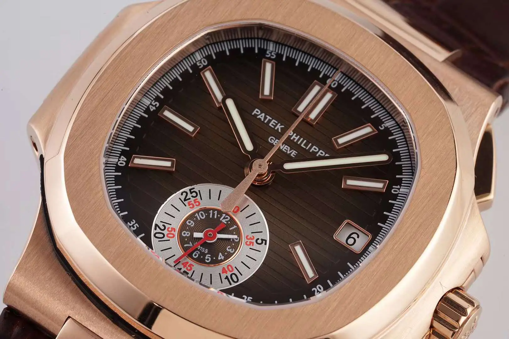 Nautilus Chronograph 5980/R-001 en or rose sur bracelet en cuir marron – Image 3