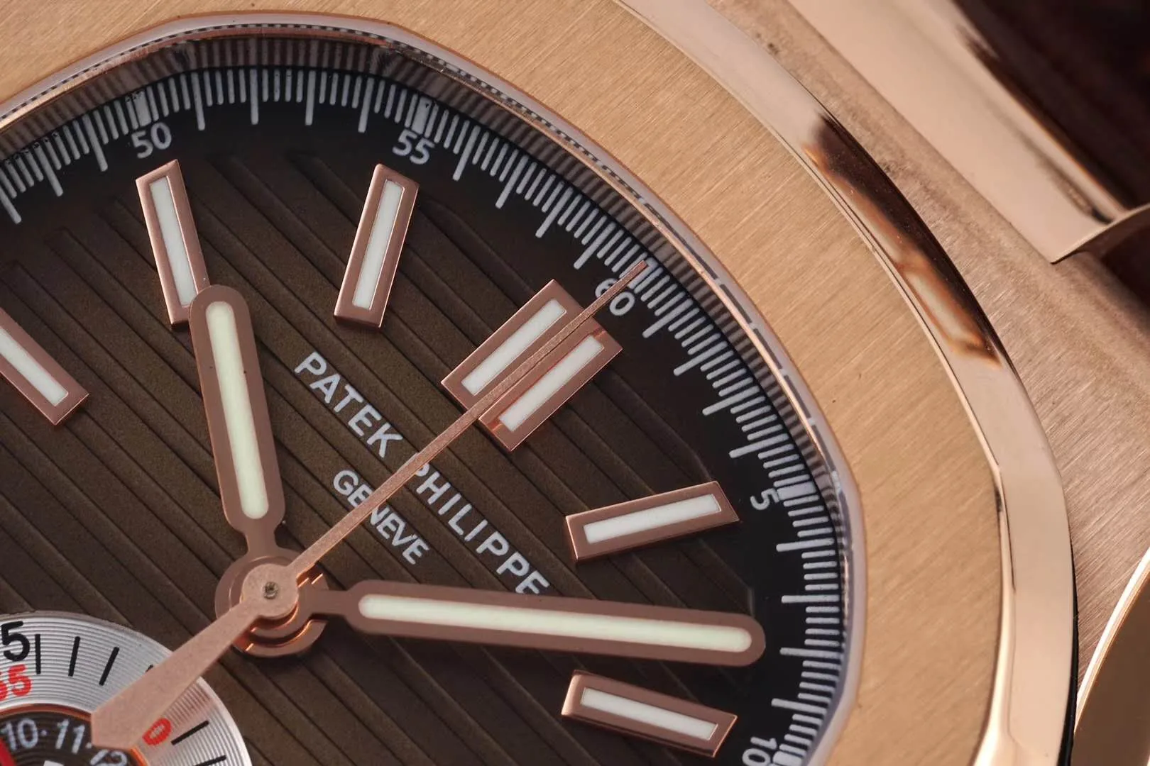 Nautilus Chronograph 5980/R-001 en or rose sur bracelet en cuir marron – Image 4