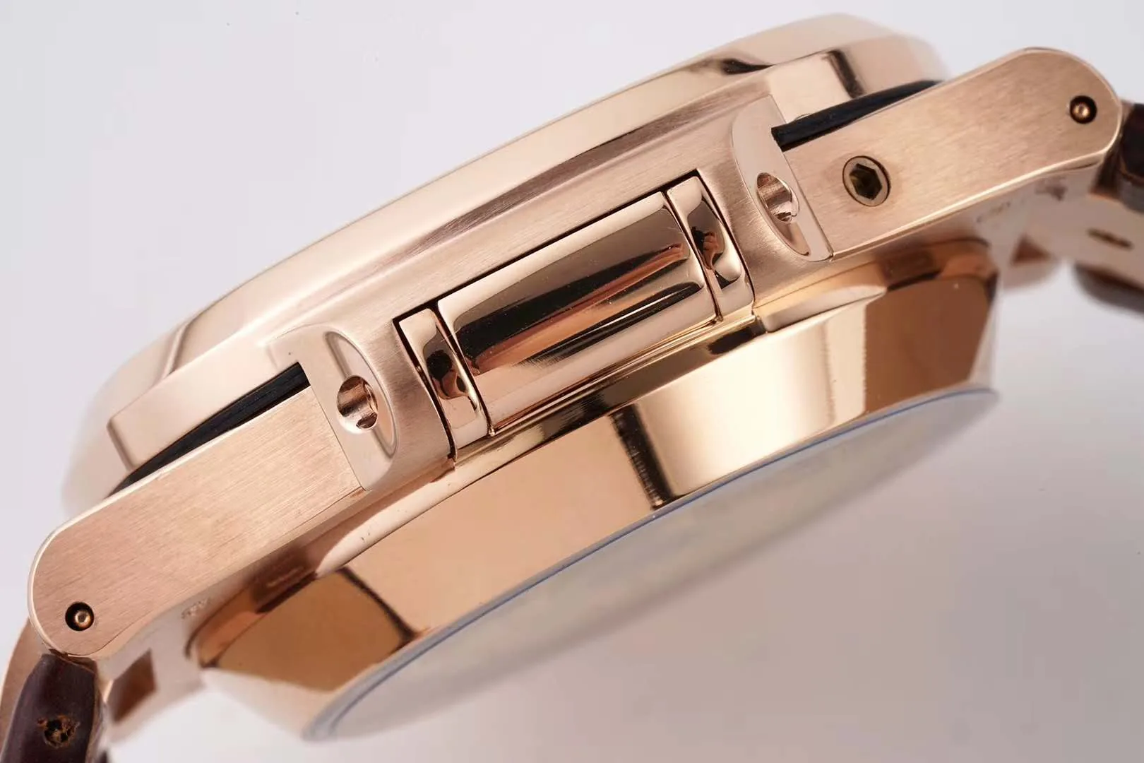 Nautilus Chronograph 5980/R-001 en or rose sur bracelet en cuir marron – Image 7