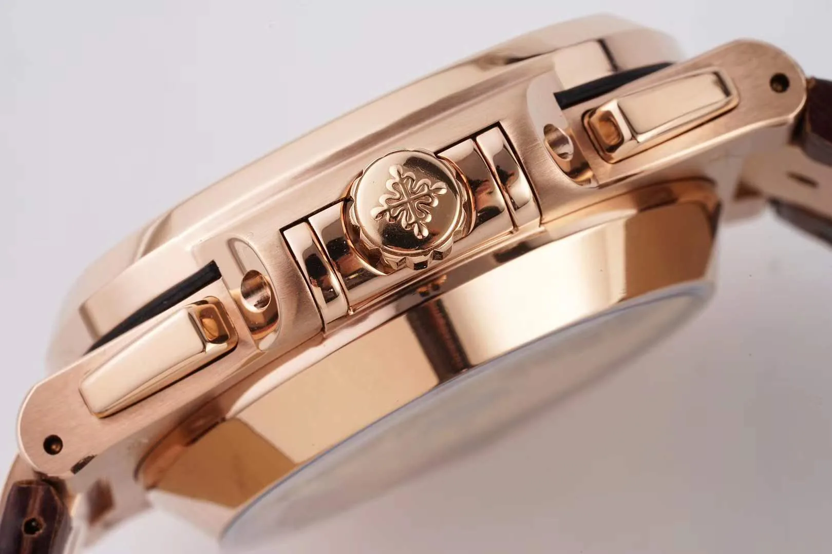Nautilus Chronograph 5980/R-001 en or rose sur bracelet en cuir marron – Image 8