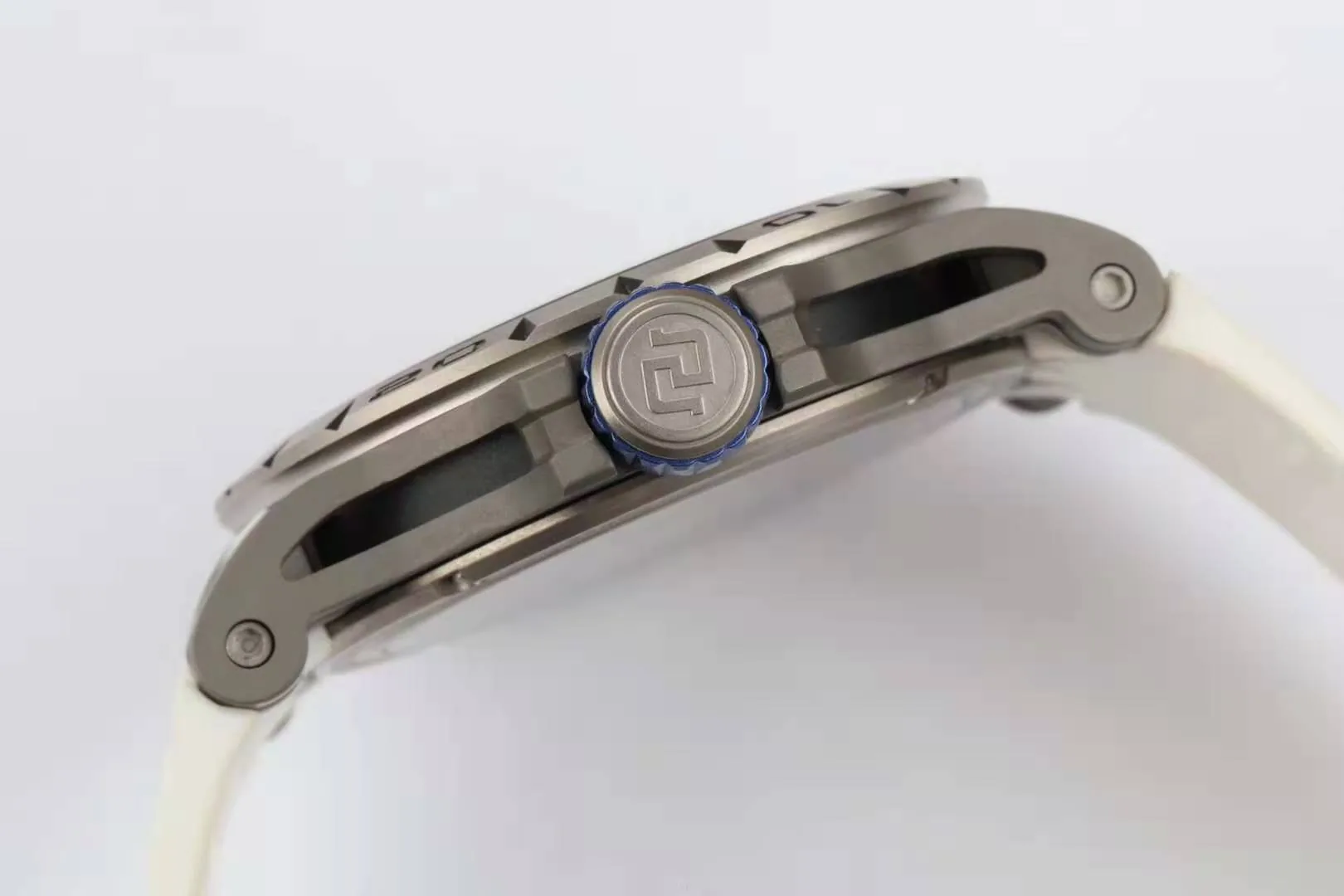 Excalibur Spider squelette tourbillon volant avec bracelet en caoutchouc blanc – Image 7