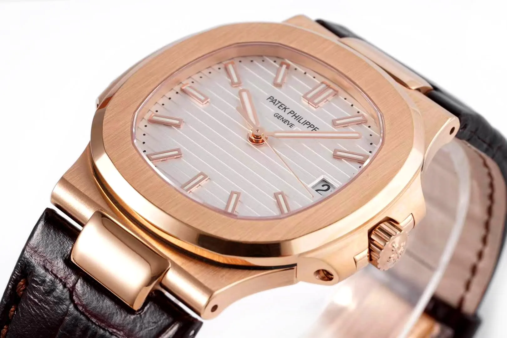 Nautilus Jumbo 5711 cadran blanc en or rose avec bracelet en cuir marron – Image 4