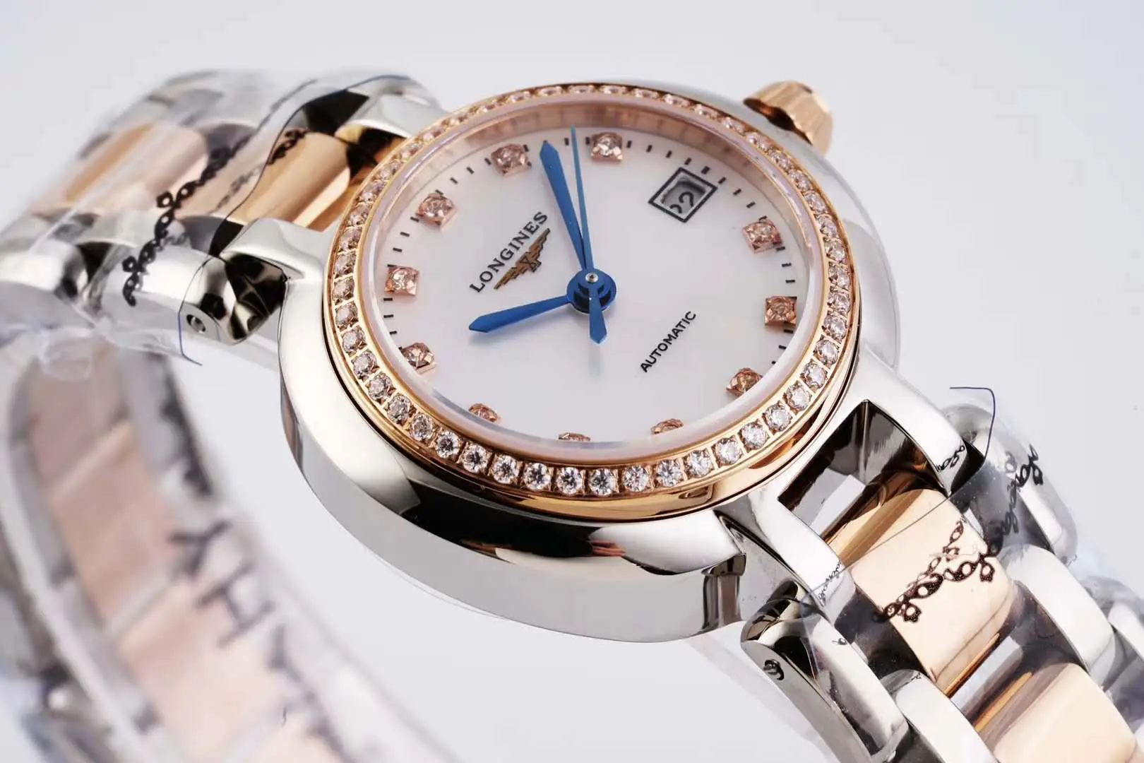Primaluna quadrante MOP bianco con indici con diamanti e lunetta con diamanti in oro rosa - immagine 4