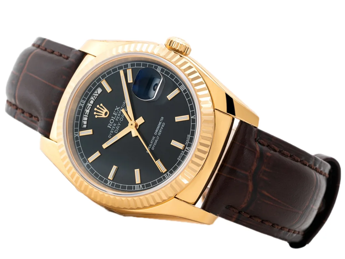 Day-Date 40 quadrante nero in oro giallo su cinturino in pelle - immagine 3