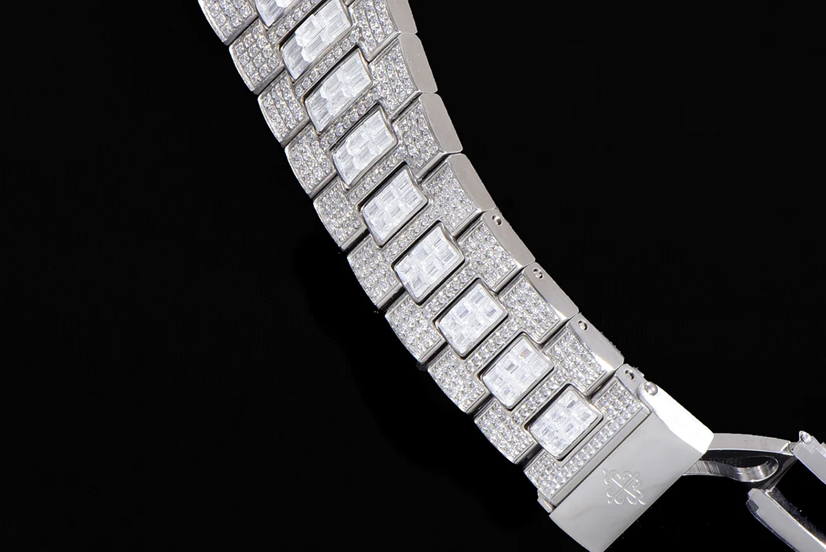 Nautilus Jumbo 5711 Diamond Dial with Green Diamond Bezel in Paved Diamonds