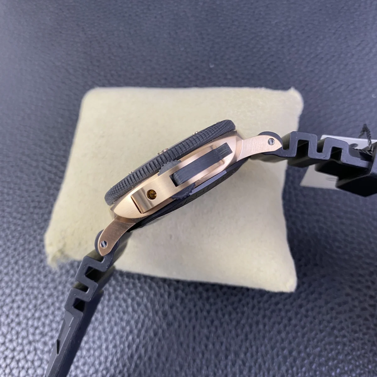 PAM1070 Submersible QuarantaQuattro Goldtech™ OroCarbo 44mm
